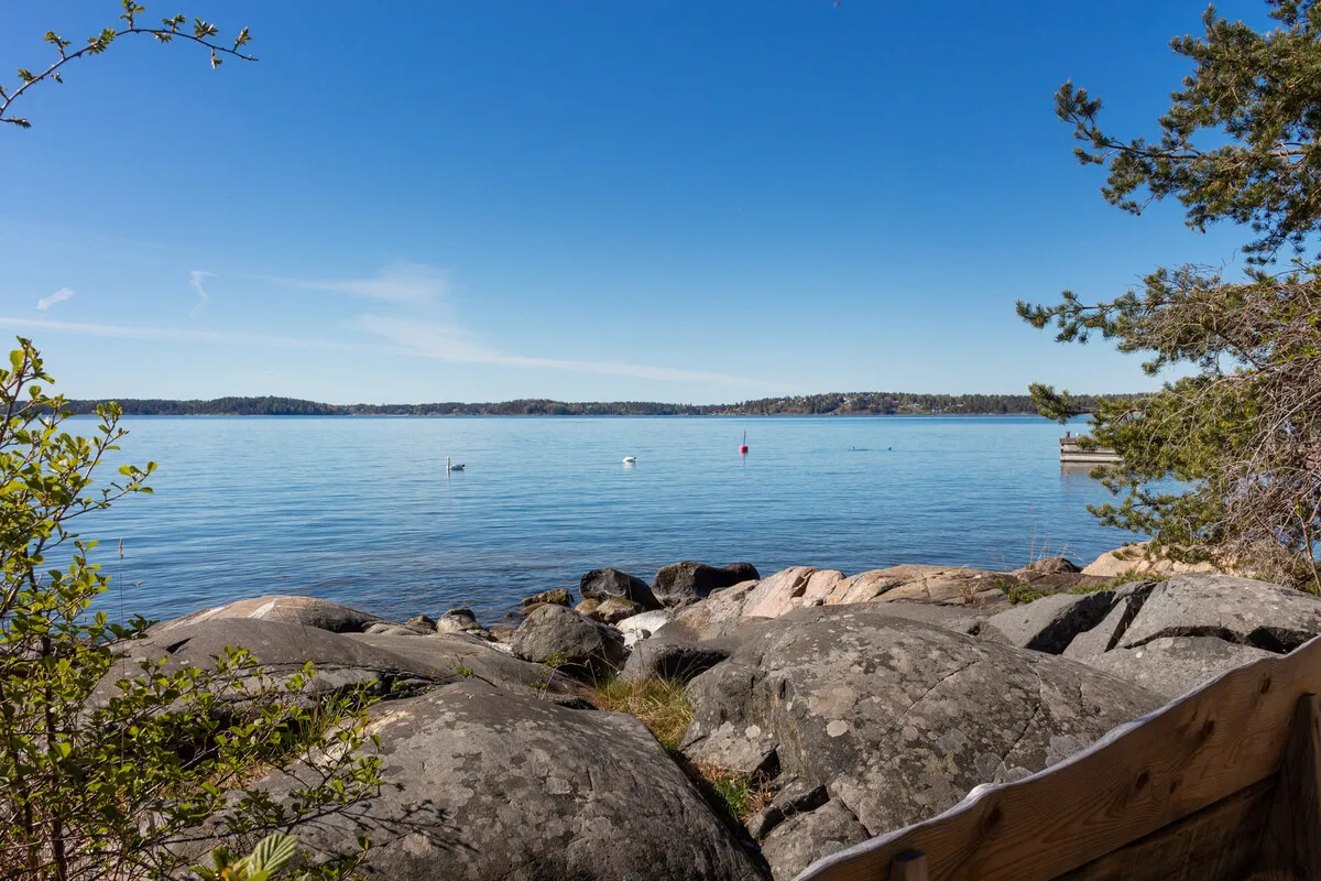 Modern 2-Bedroom Home with Expansive Garden by Stockholm's Waterside - View image 45 of 51