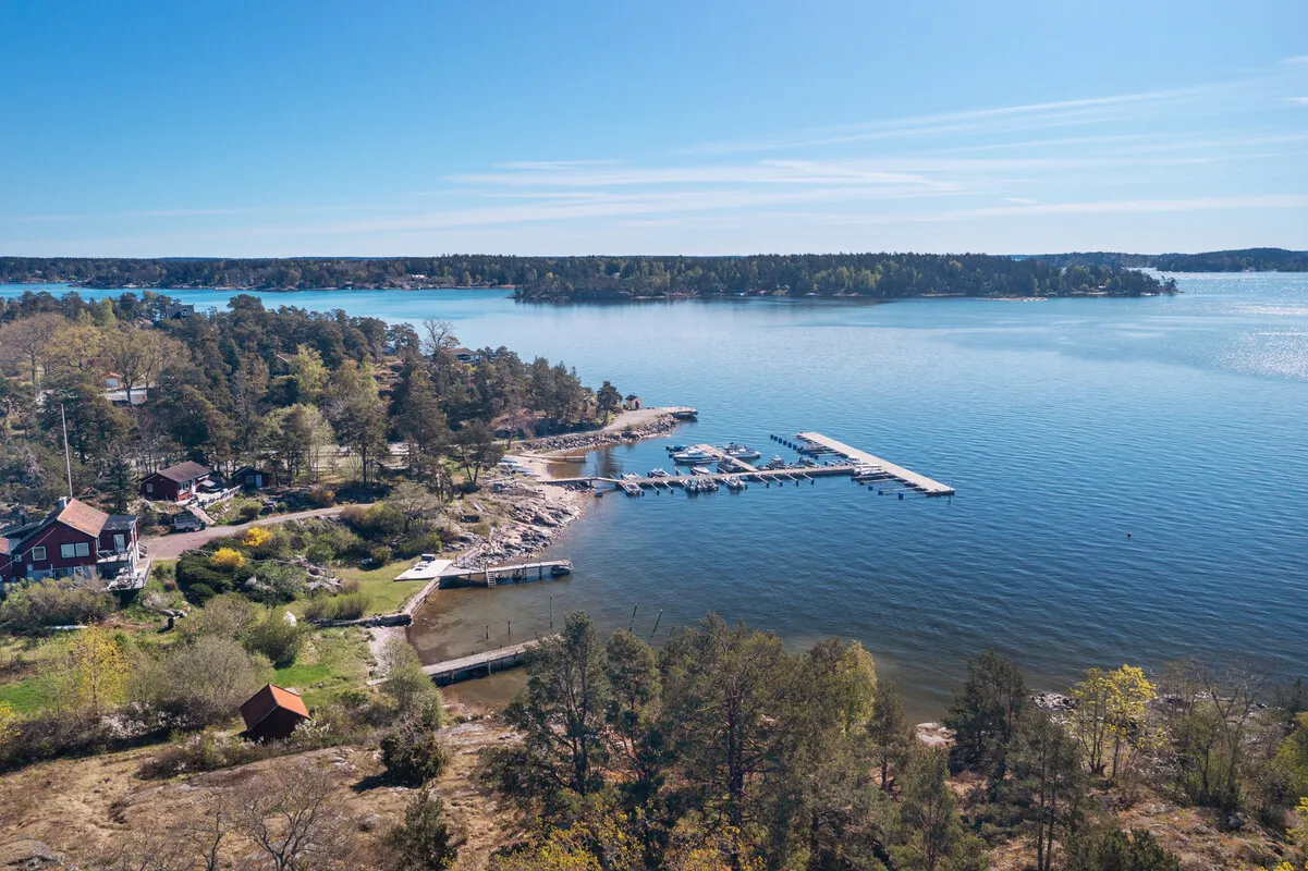 Modern 2-Bedroom Home with Expansive Garden by Stockholm's Waterside - View image 49 of 51