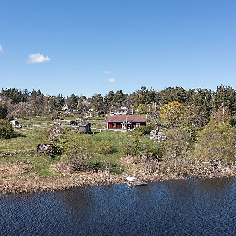 Historical 1909 Swedish House with Expansive Gardens on Ljusterö Island