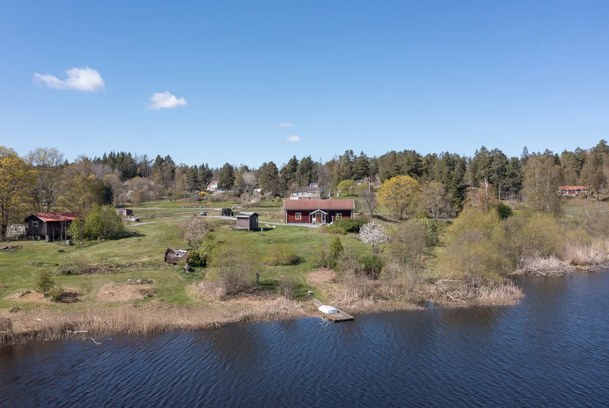 Historical 1909 Swedish House with Expansive Gardens on Ljusterö Island - Image 1