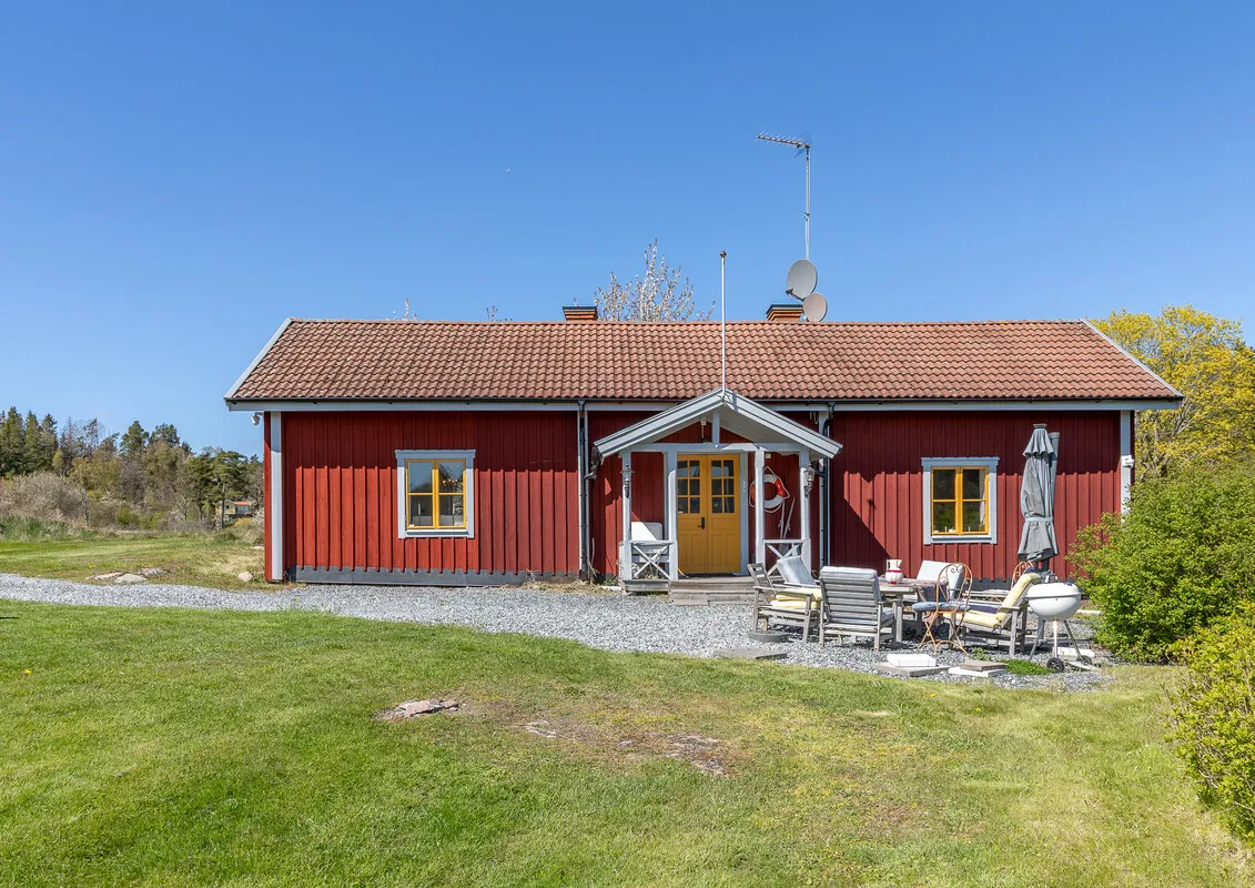 Historical 1909 Swedish House with Expansive Gardens on Ljusterö Island - Image 2