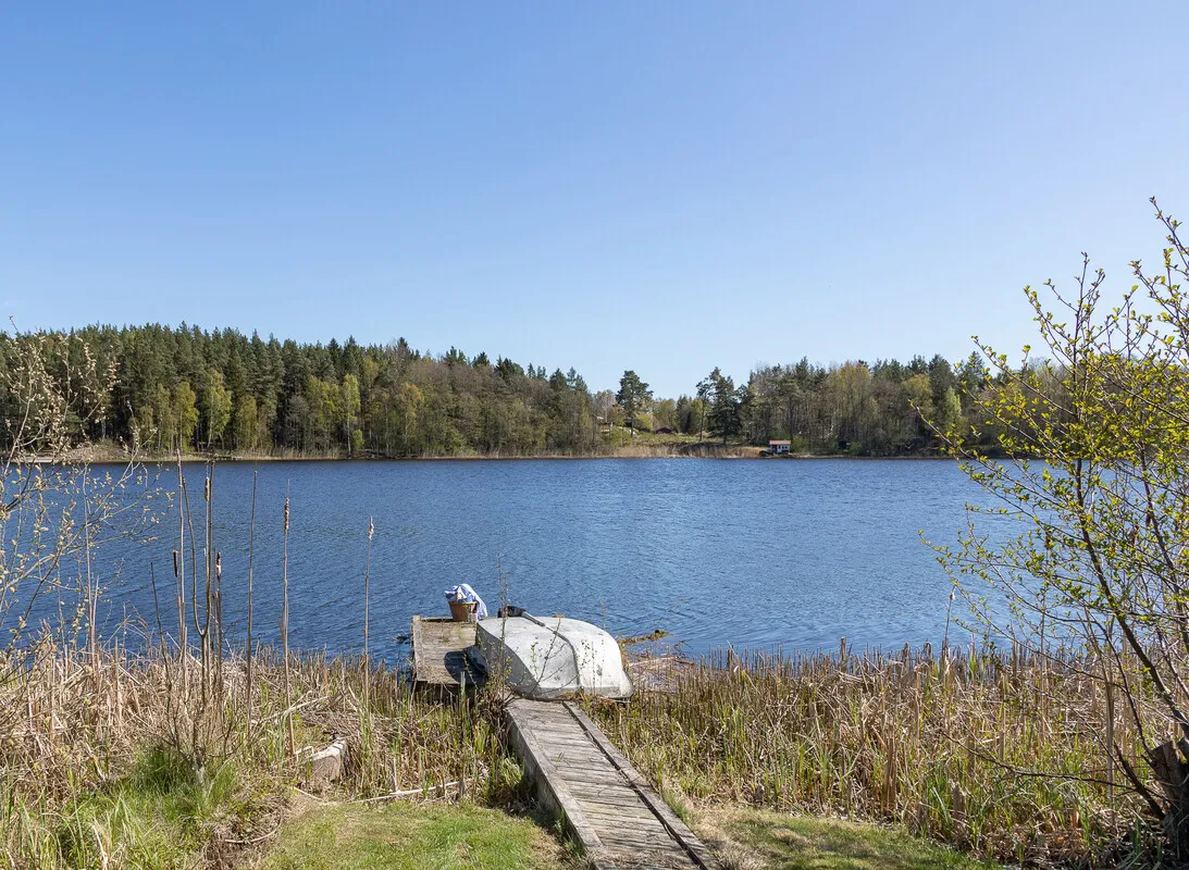 Historical 1909 Swedish House with Expansive Gardens on Ljusterö Island - Image 4