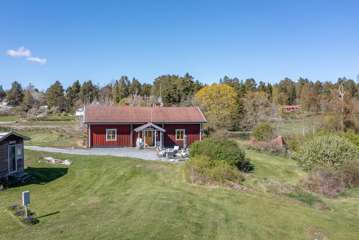 Historical 1909 Swedish House with Expansive Gardens on Ljusterö Island - View image 6 of 32