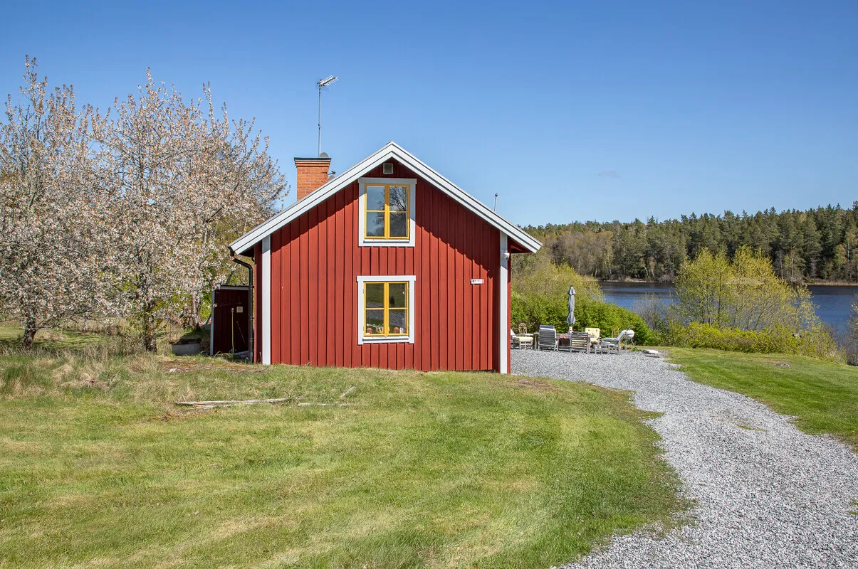 Historical 1909 Swedish House with Expansive Gardens on Ljusterö Island - View image 7 of 32