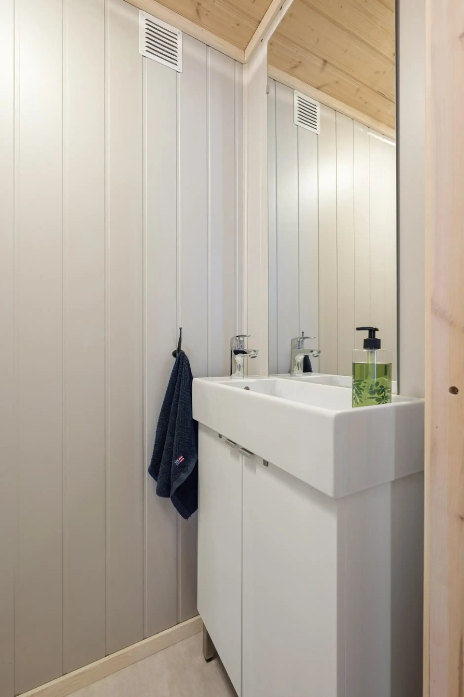 3-Bedroom Countryside Retreat in Scenic Vikerfjell with Sauna and Terrace - View image 14 of 31
