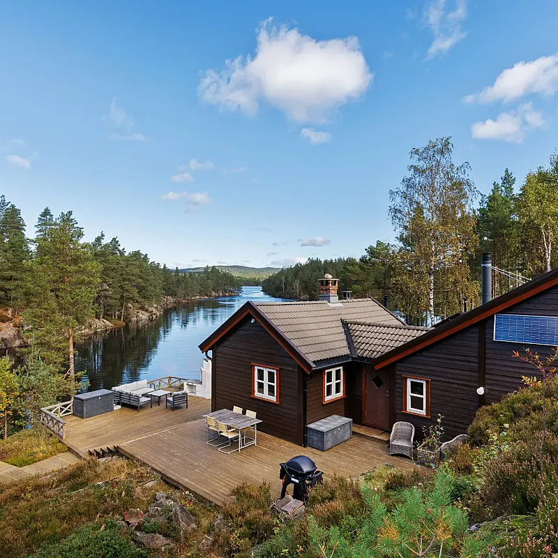 1960s Norwegian Country House with Lake Access and Expansive Terraces