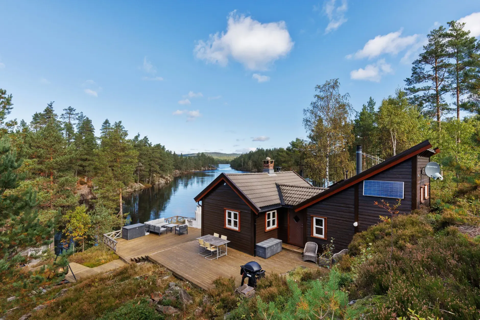1960s Norwegian Country House with Lake Access and Expansive Terraces - Image 1