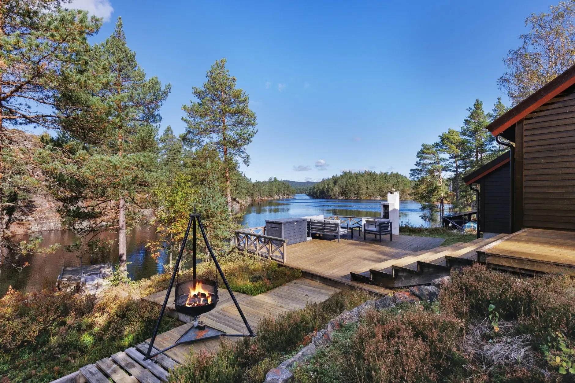 1960s Norwegian Country House with Lake Access and Expansive Terraces - Image 2