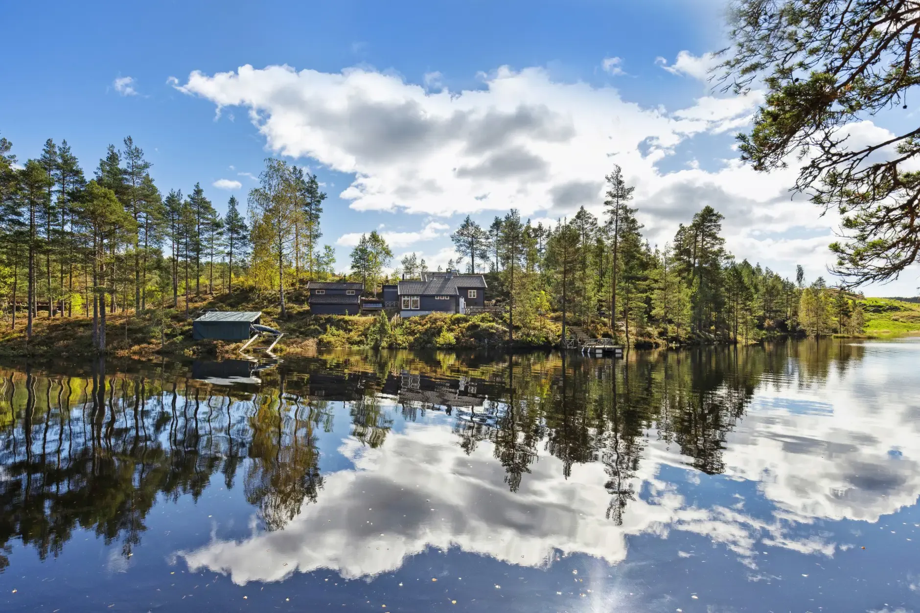 1960s Norwegian Country House with Lake Access and Expansive Terraces - Image 3