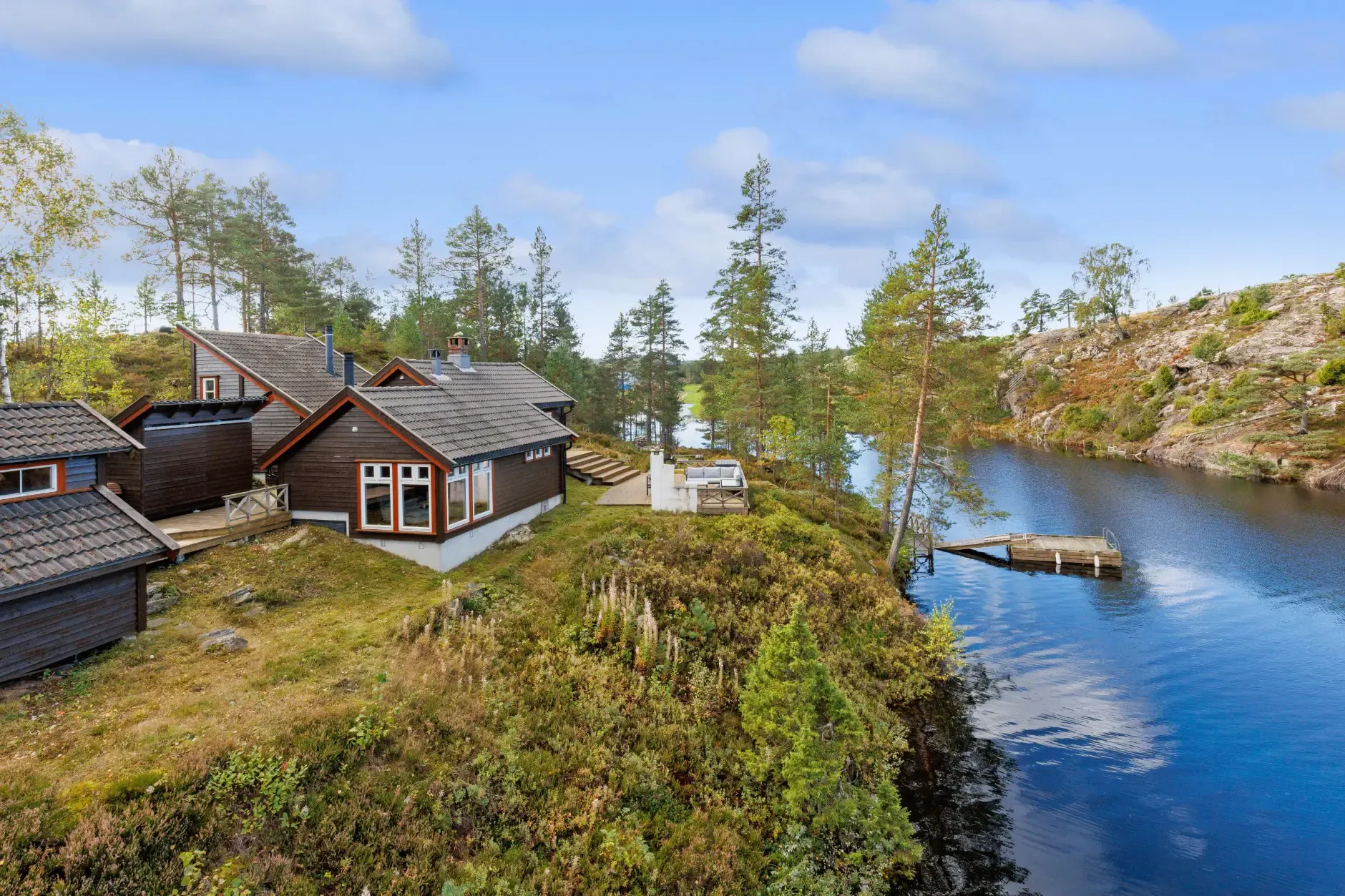 1960s Norwegian Country House with Lake Access and Expansive Terraces - Image 4