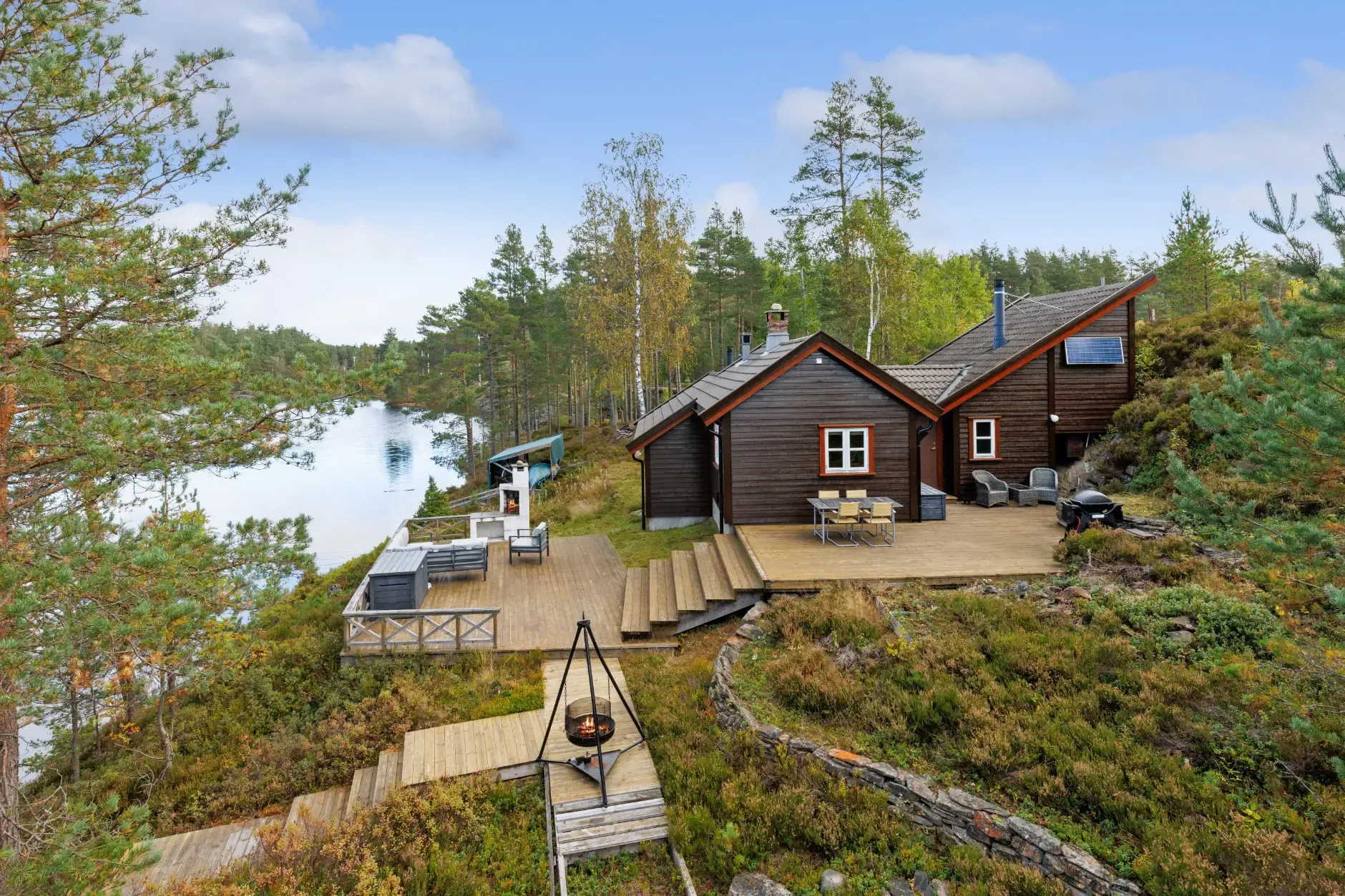 1960s Norwegian Country House with Lake Access and Expansive Terraces - View image 6 of 35