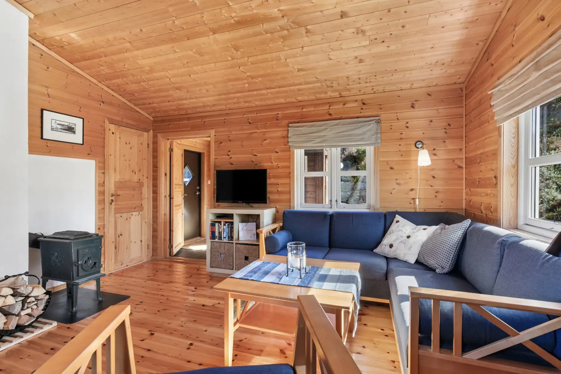 1960s Norwegian Country House with Lake Access and Expansive Terraces - View image 9 of 35