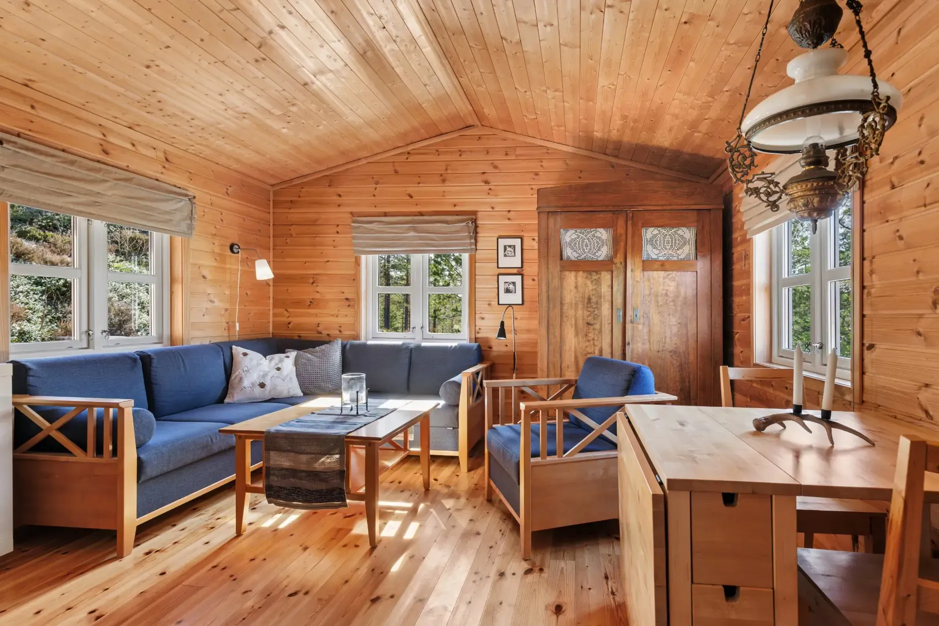 1960s Norwegian Country House with Lake Access and Expansive Terraces - View image 10 of 35