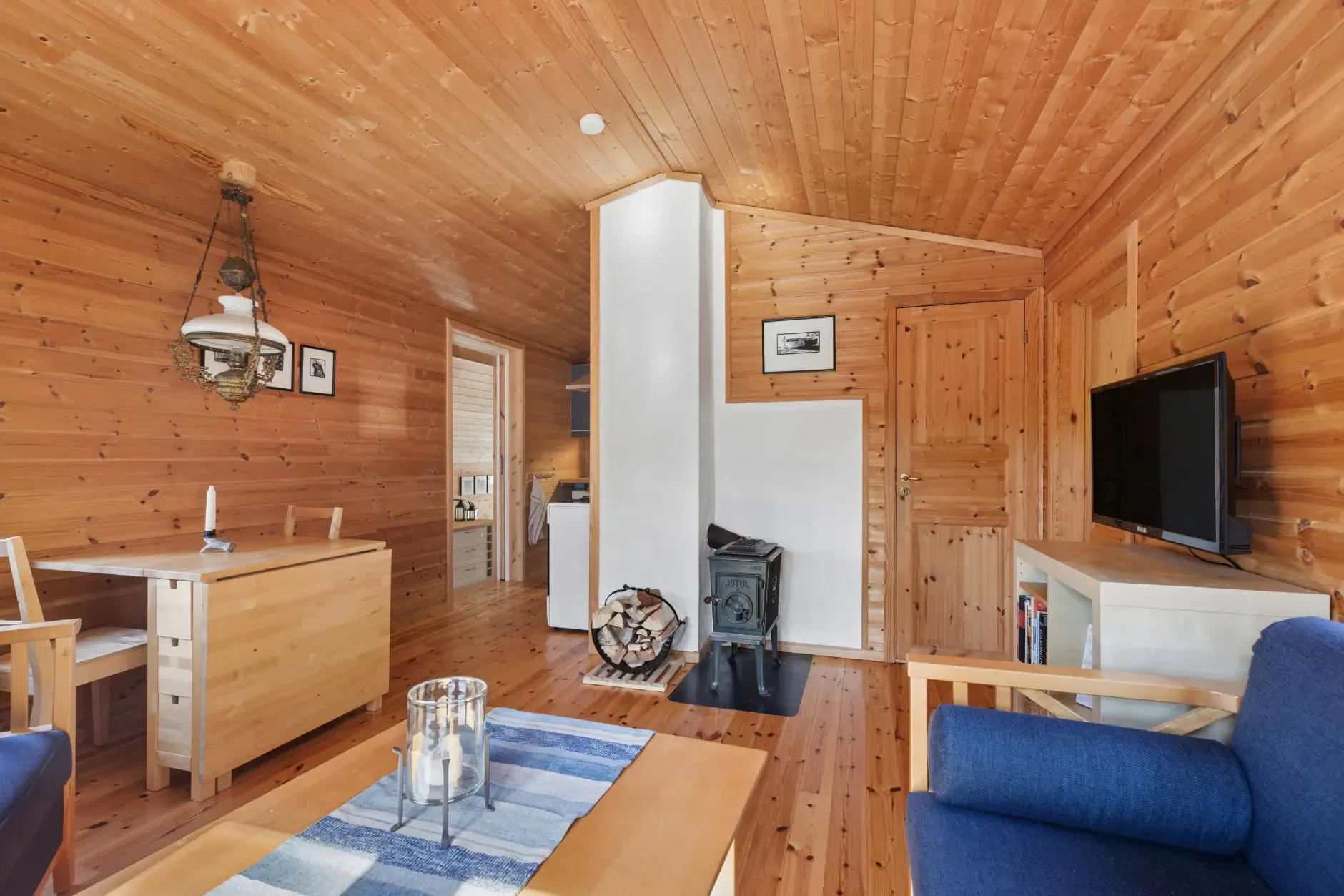 1960s Norwegian Country House with Lake Access and Expansive Terraces - View image 12 of 35