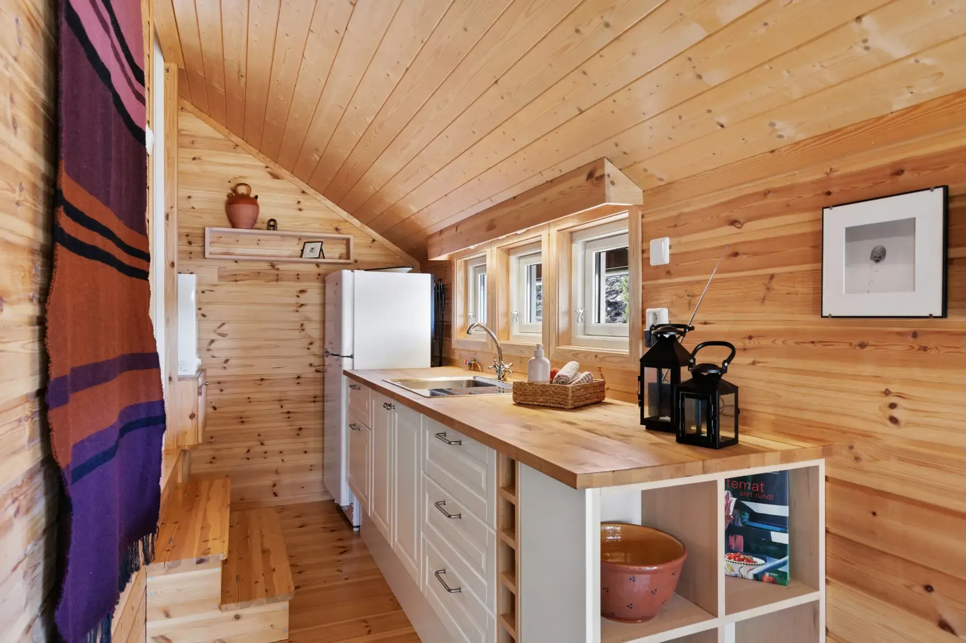 1960s Norwegian Country House with Lake Access and Expansive Terraces - View image 17 of 35