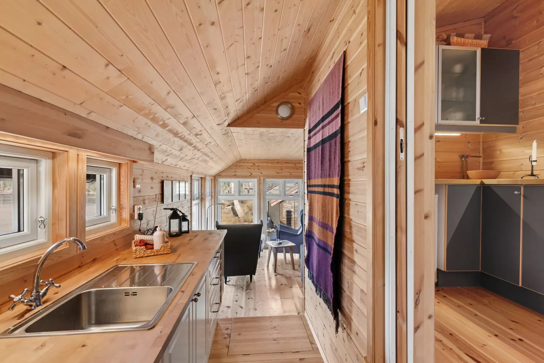 1960s Norwegian Country House with Lake Access and Expansive Terraces - View image 18 of 35
