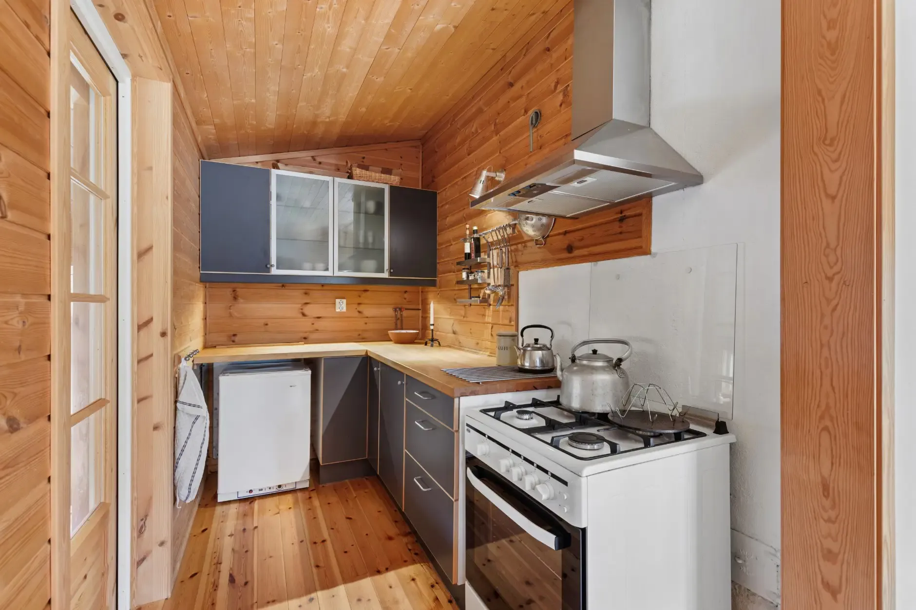 1960s Norwegian Country House with Lake Access and Expansive Terraces - View image 20 of 35