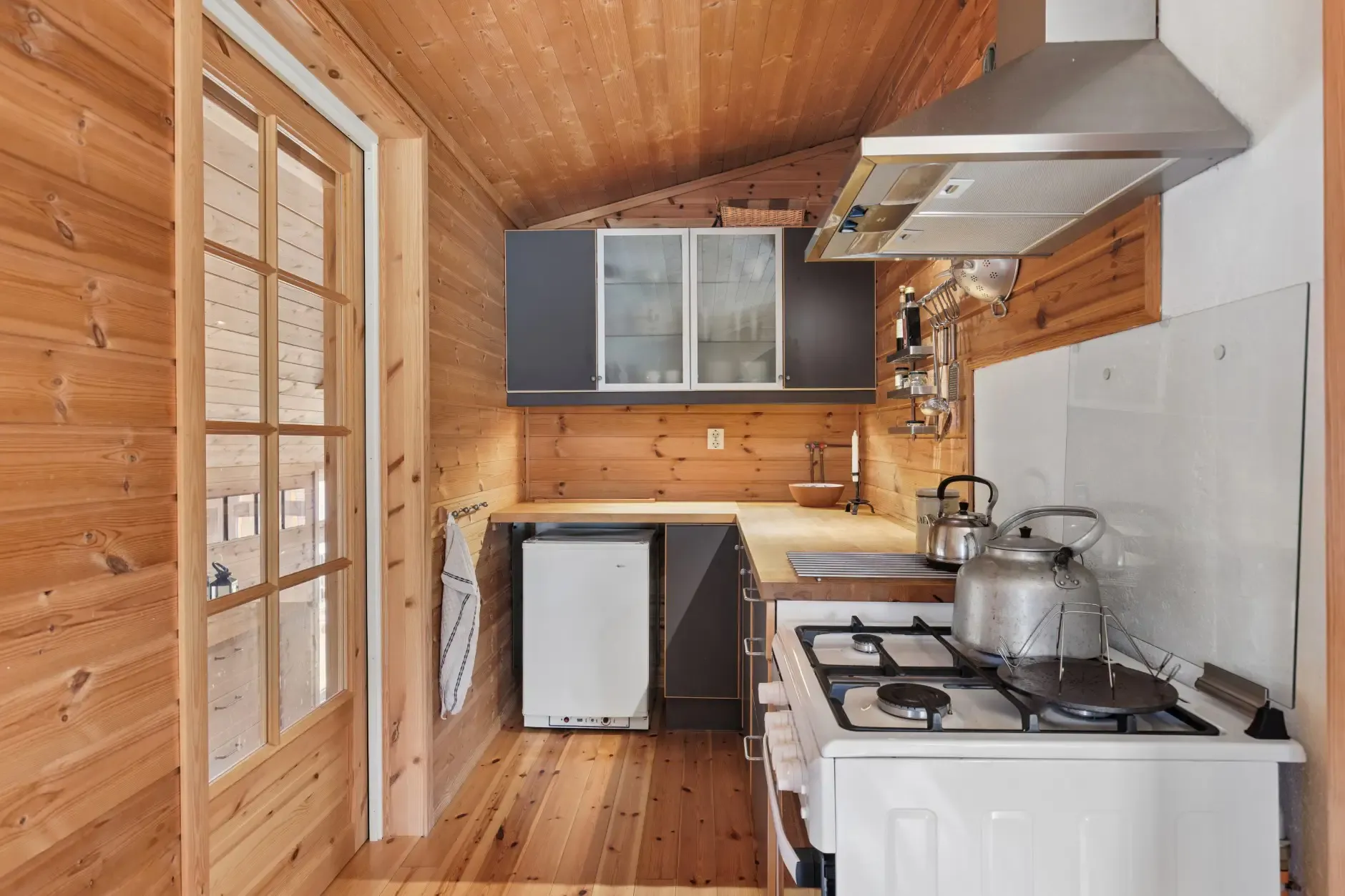 1960s Norwegian Country House with Lake Access and Expansive Terraces - View image 21 of 35