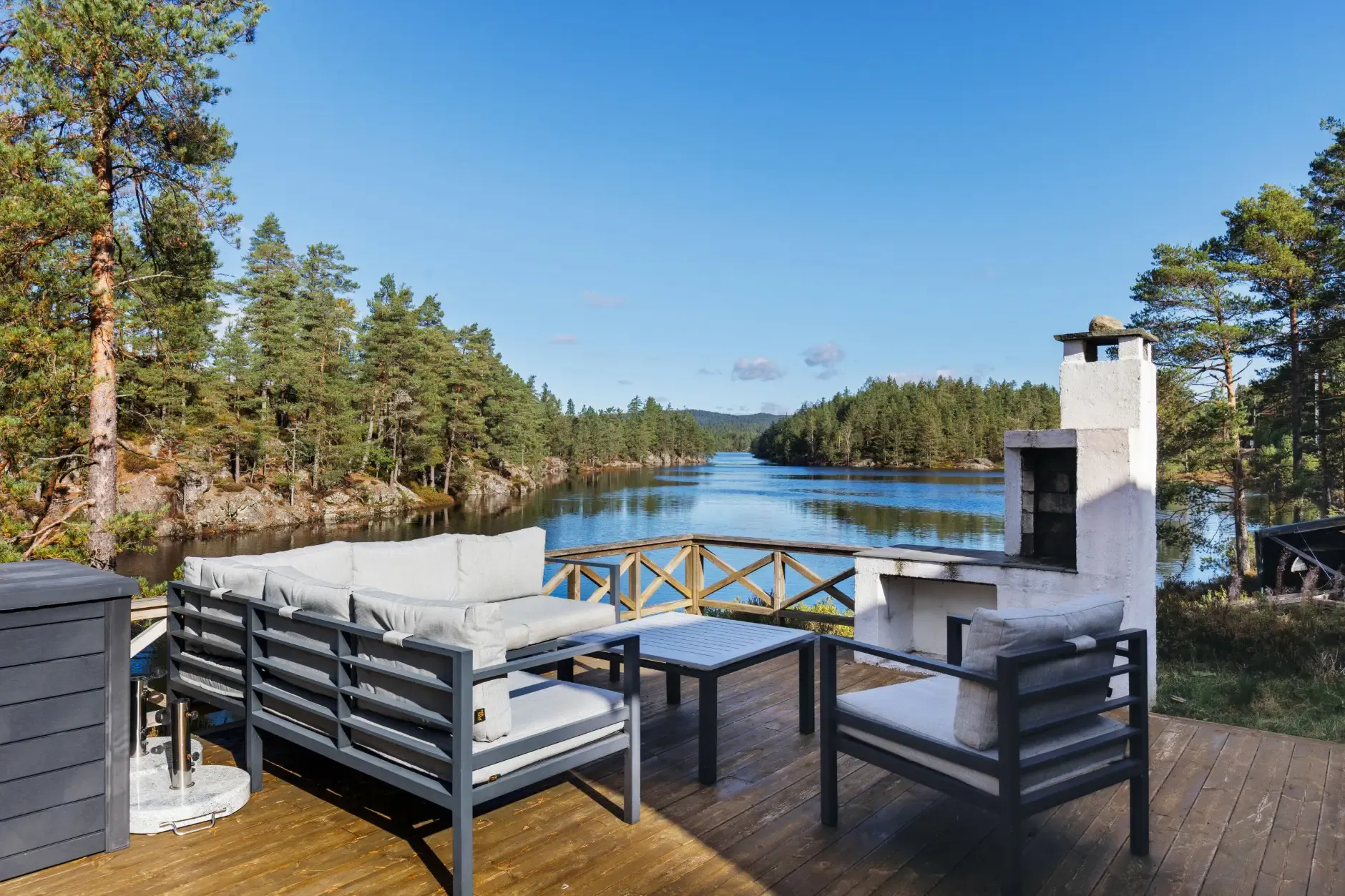 1960s Norwegian Country House with Lake Access and Expansive Terraces - View image 33 of 35