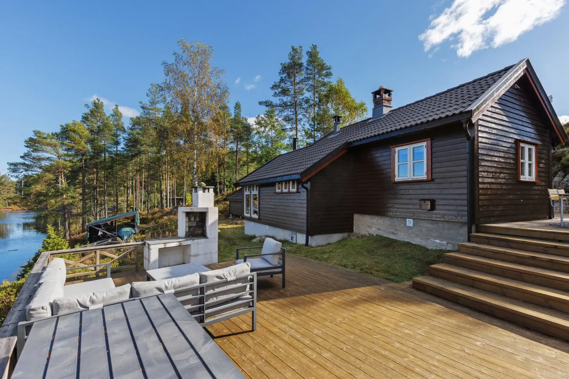 1960s Norwegian Country House with Lake Access and Expansive Terraces - View image 34 of 35
