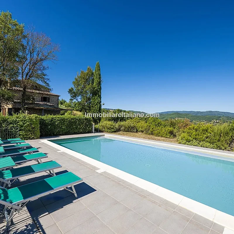 Ekspansiv bondegård med 8 soveværelser og pool i naturskønne Monterchi, Toscana