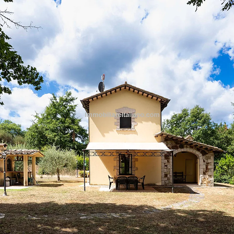 Umbria Villa with Expansive Gardens and Pool Near Umbertide