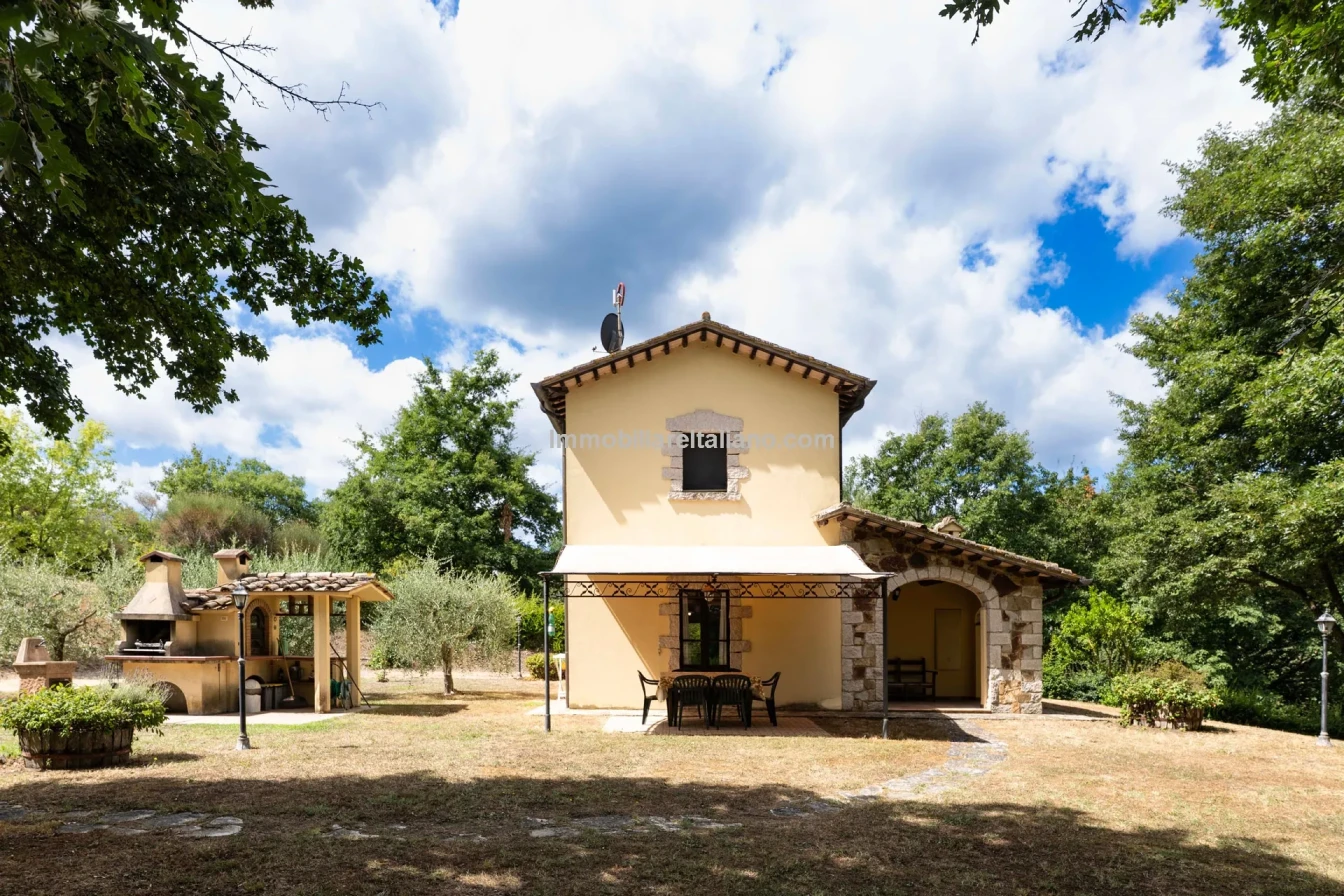Umbria Villa with Expansive Gardens and Pool Near Umbertide - Image 1
