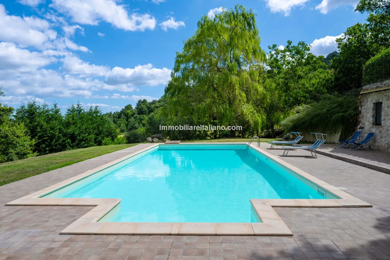 Umbria Villa with Expansive Gardens and Pool Near Umbertide - View image 6 of 56