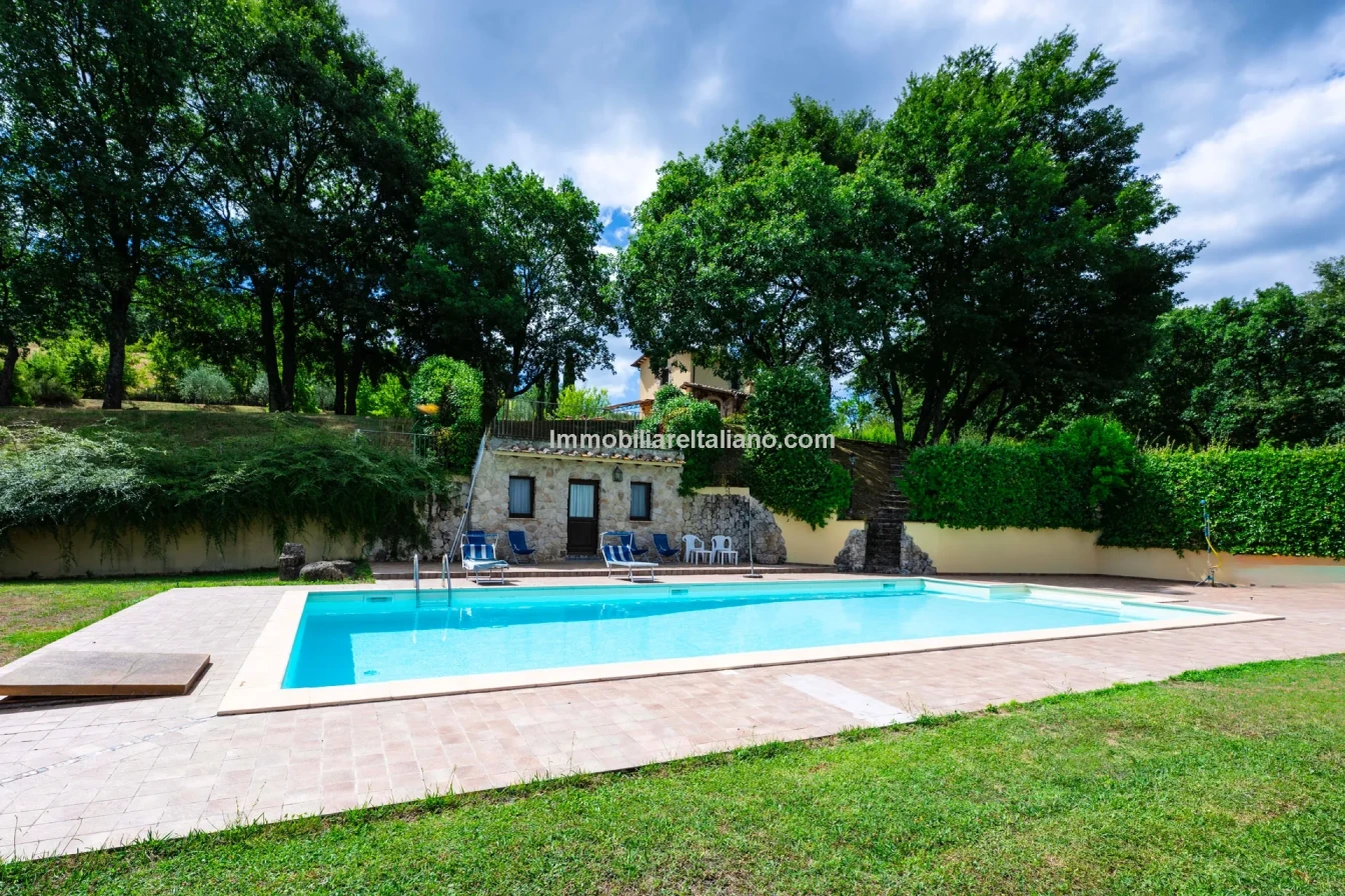 Umbria Villa with Expansive Gardens and Pool Near Umbertide - View image 7 of 56