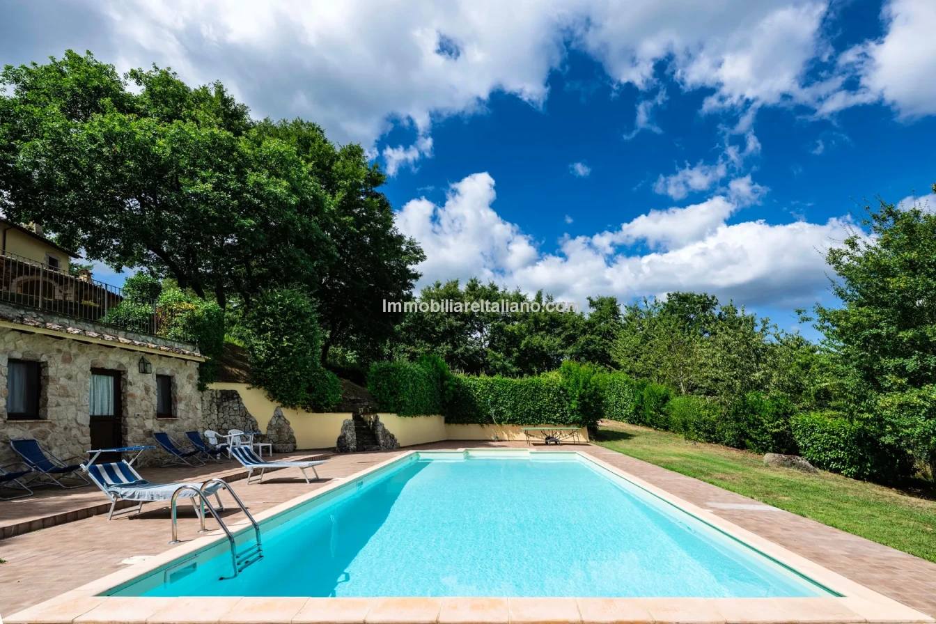 Umbria Villa with Expansive Gardens and Pool Near Umbertide - View image 8 of 56