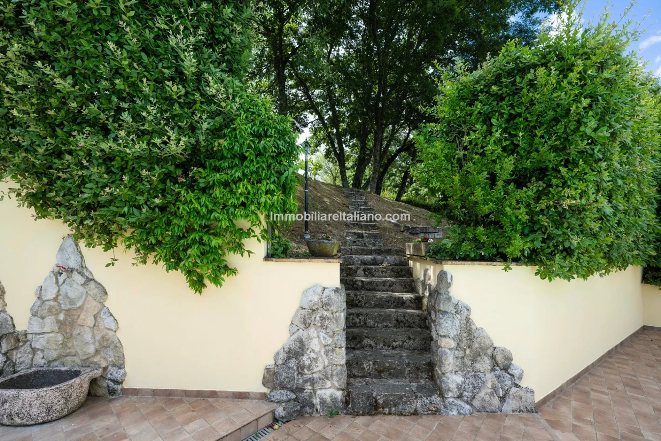 Umbria Villa with Expansive Gardens and Pool Near Umbertide - View image 9 of 56