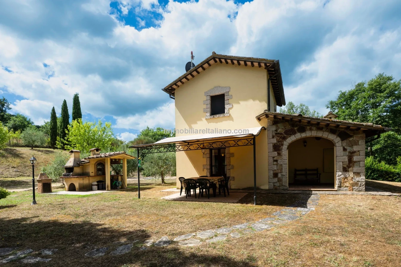 Umbria Villa with Expansive Gardens and Pool Near Umbertide - View image 11 of 56