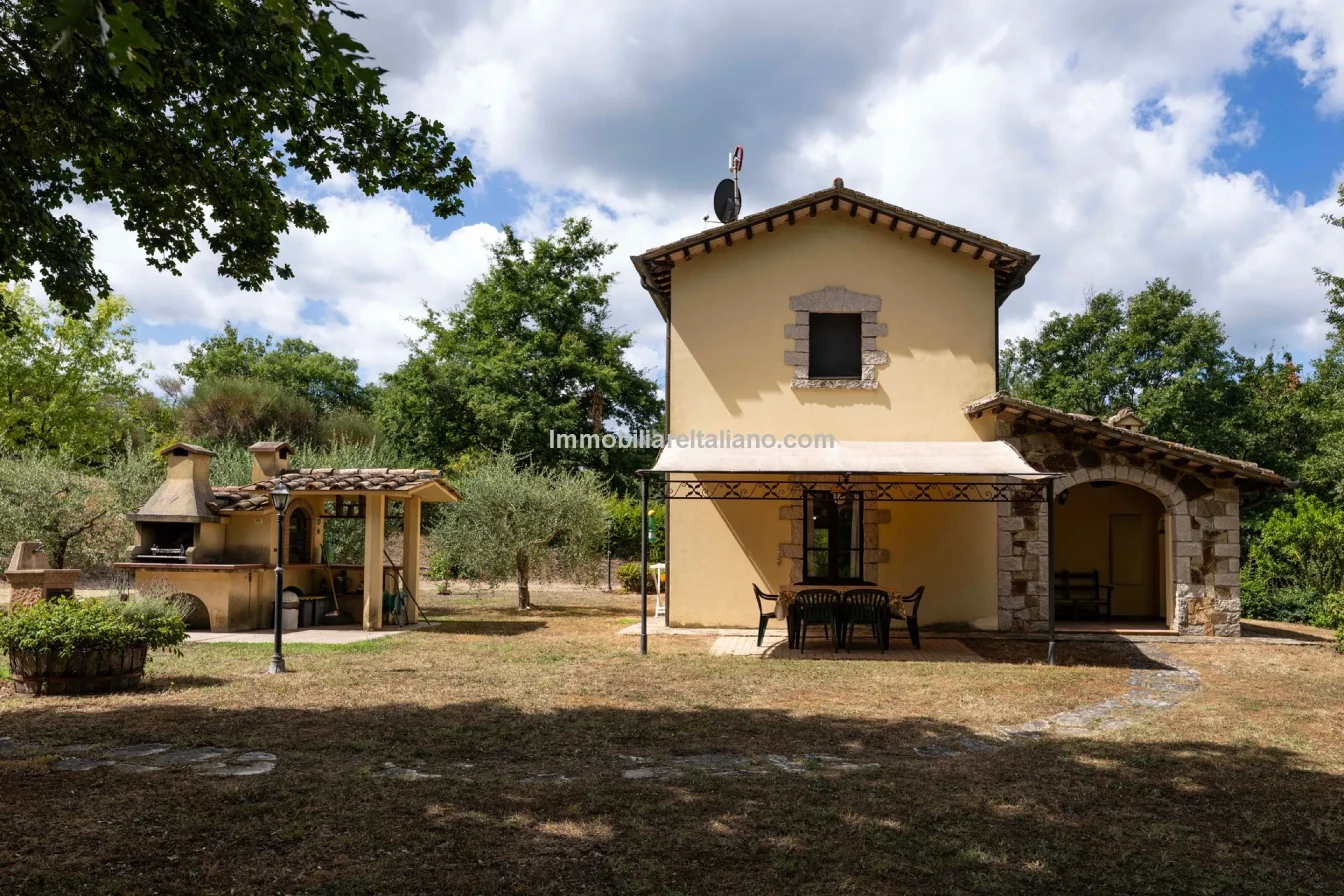 Umbria Villa with Expansive Gardens and Pool Near Umbertide - View image 12 of 56