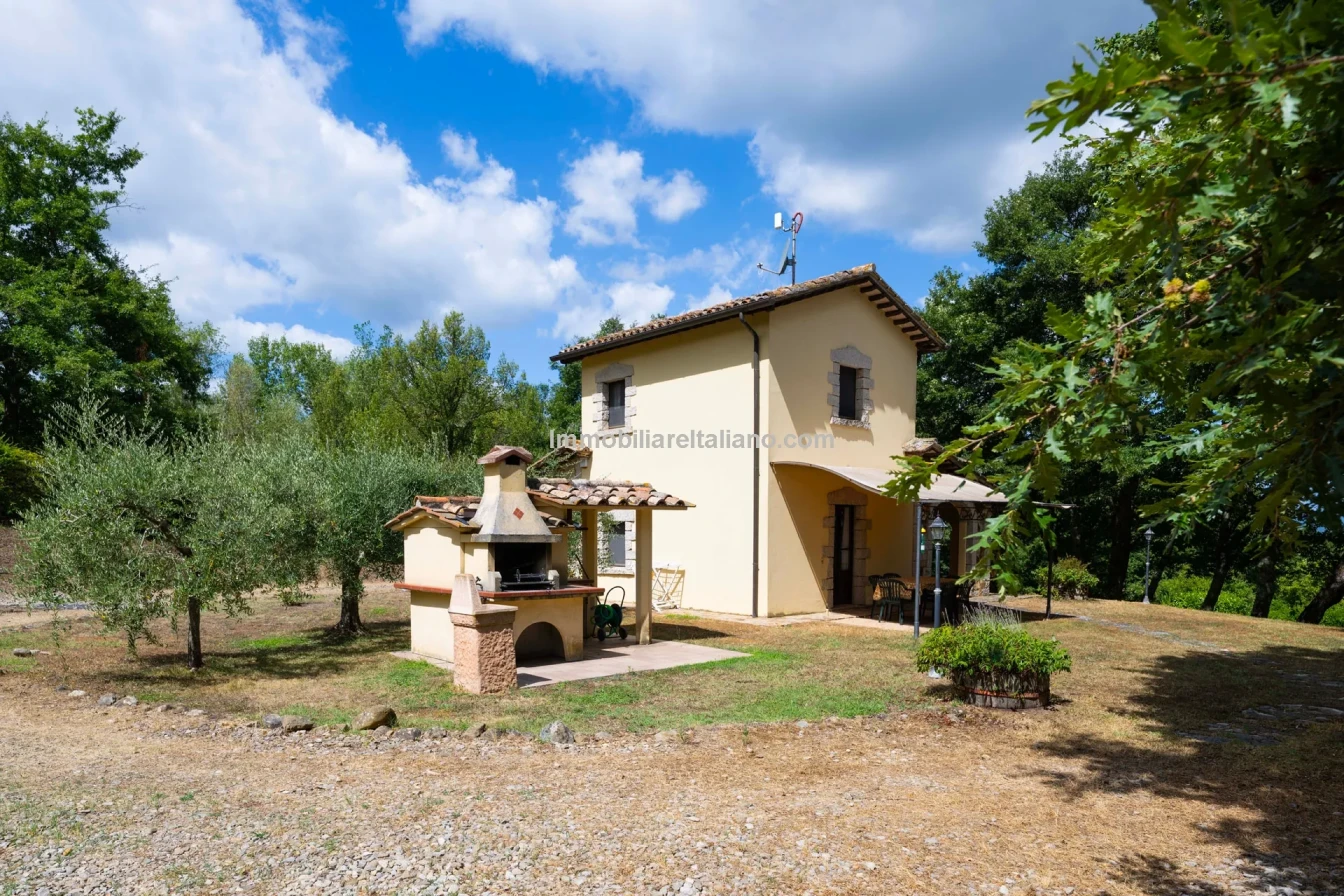 Umbria Villa with Expansive Gardens and Pool Near Umbertide - View image 13 of 56