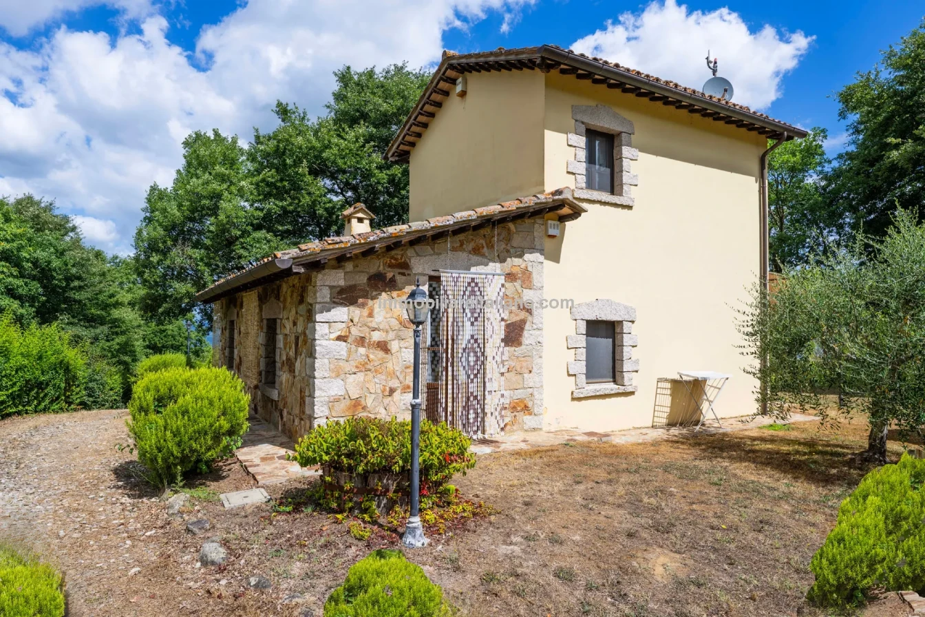 Umbria Villa with Expansive Gardens and Pool Near Umbertide - View image 14 of 56