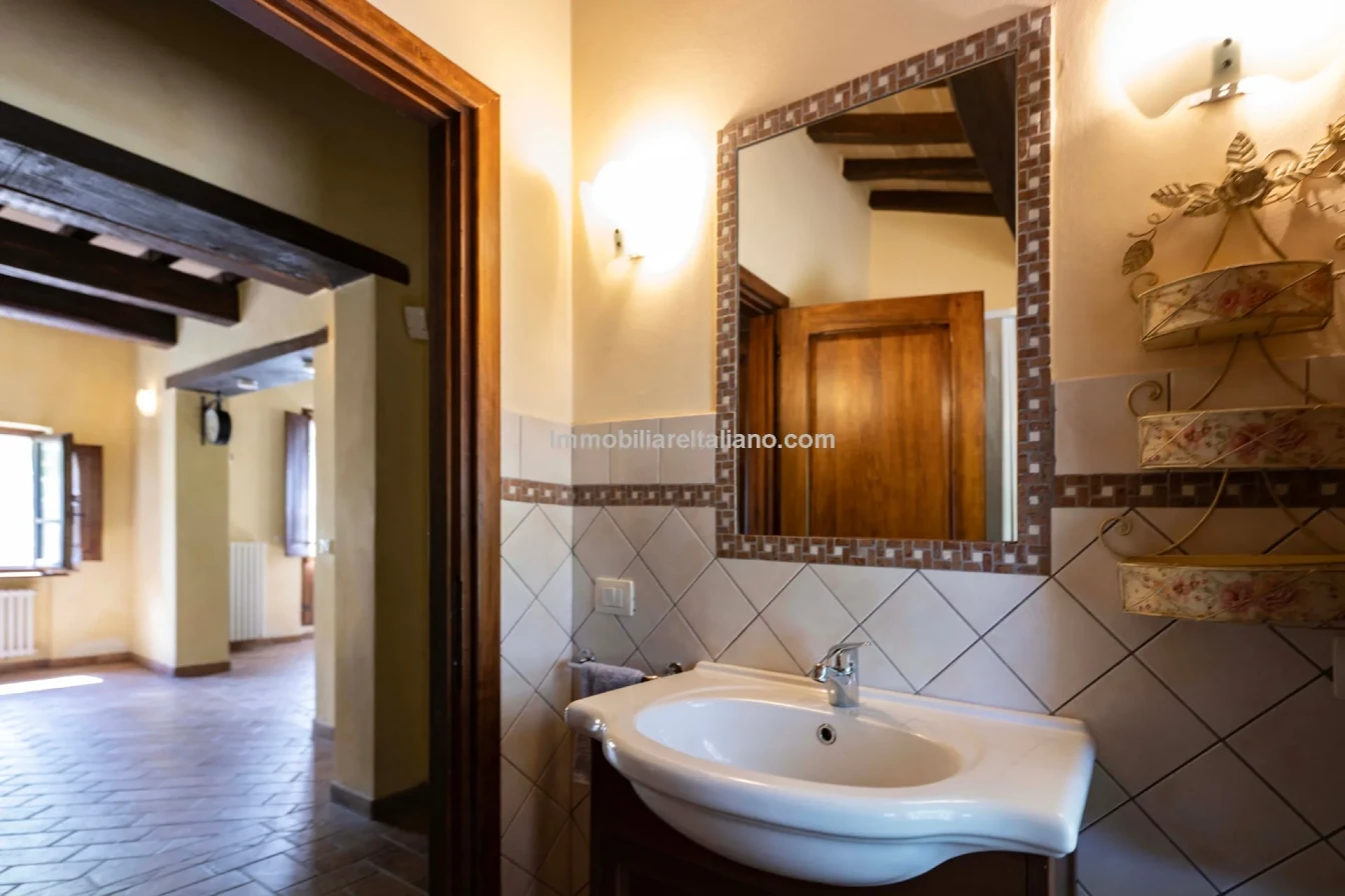 Umbria Villa with Expansive Gardens and Pool Near Umbertide - View image 36 of 56