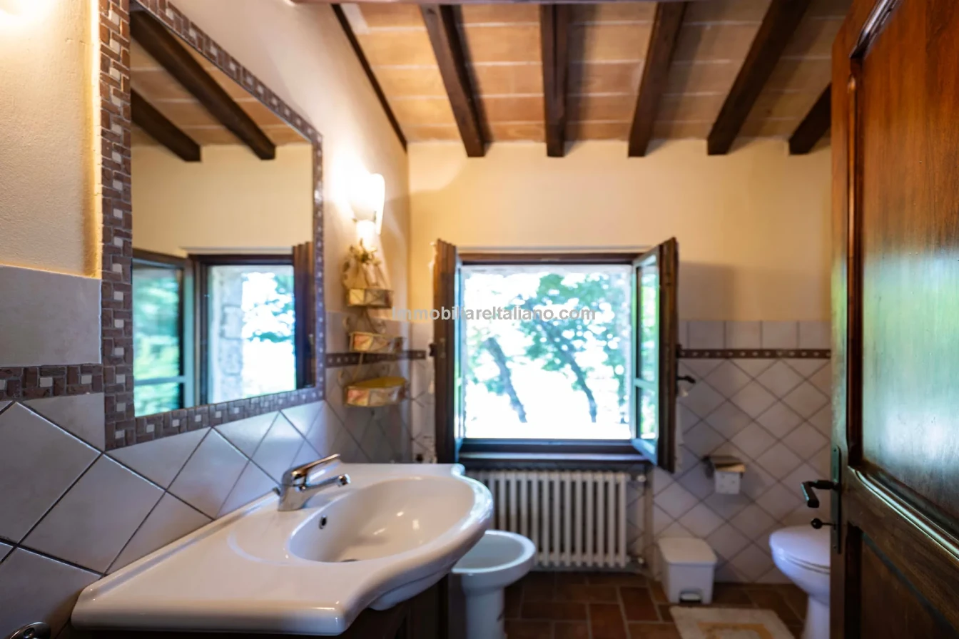 Umbria Villa with Expansive Gardens and Pool Near Umbertide - View image 37 of 56