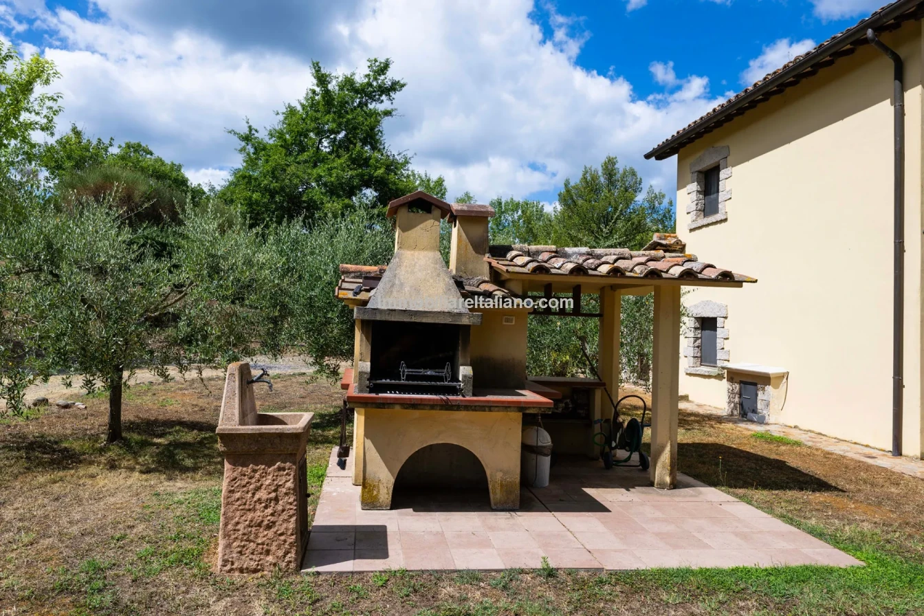 Umbria Villa with Expansive Gardens and Pool Near Umbertide - View image 39 of 56