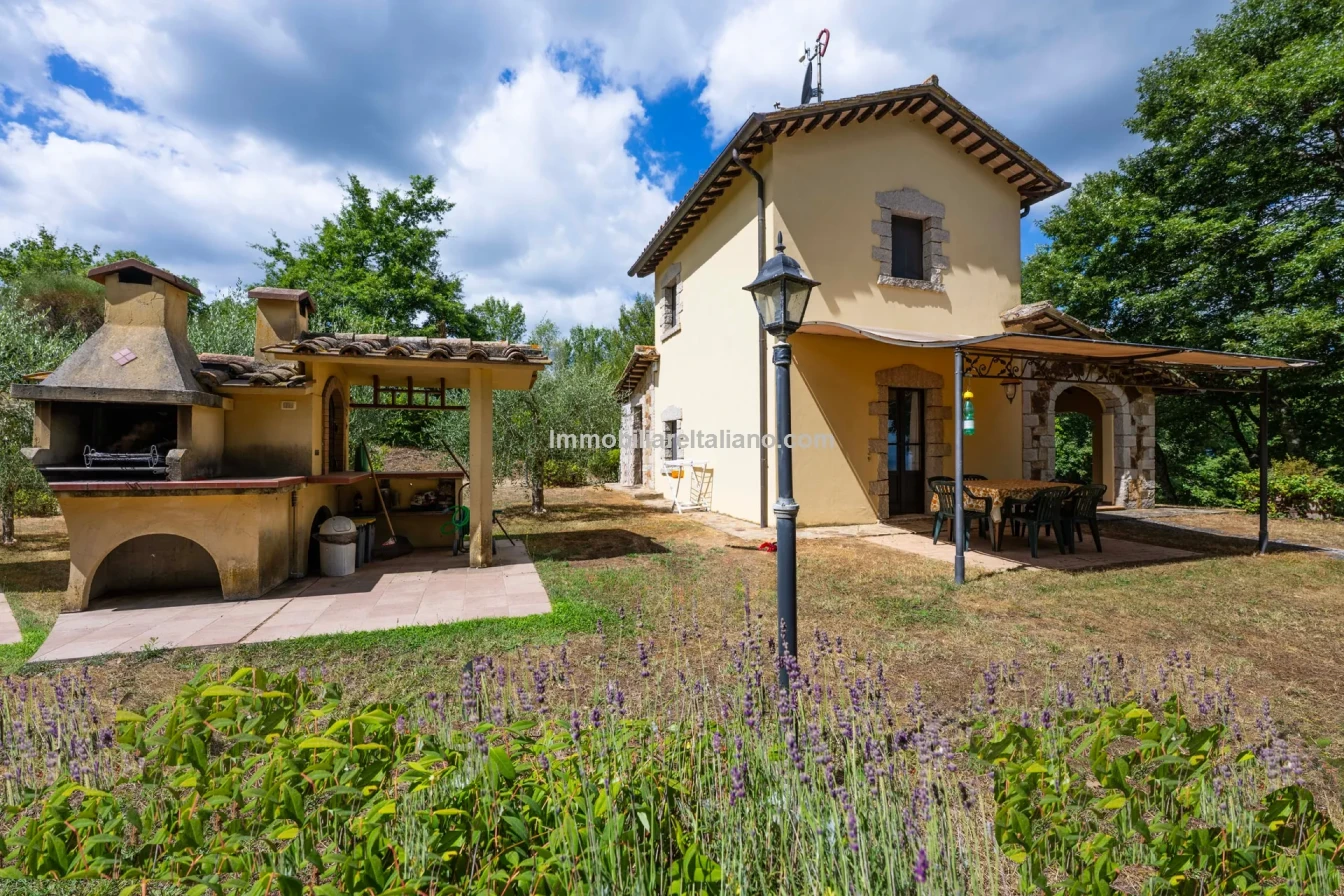 Umbria Villa with Expansive Gardens and Pool Near Umbertide - View image 40 of 56