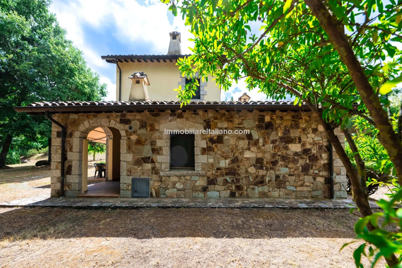 Umbria Villa with Expansive Gardens and Pool Near Umbertide - View image 41 of 56