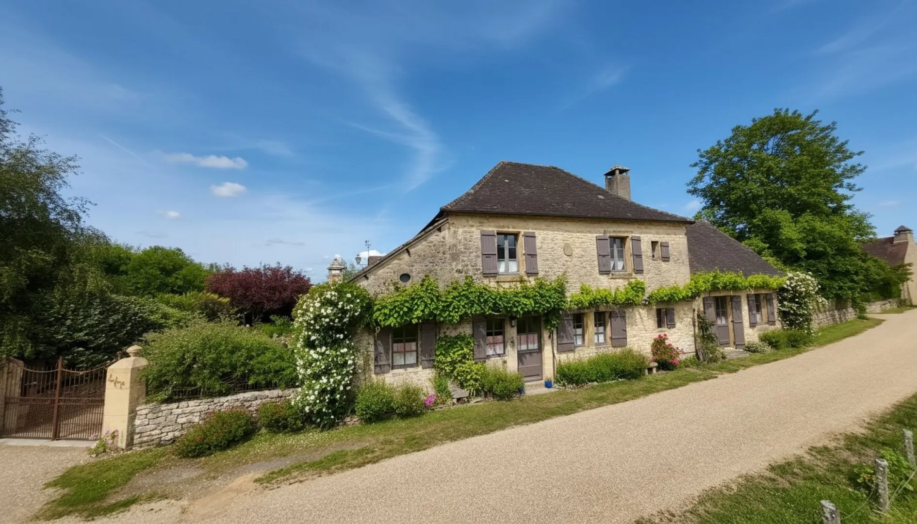 Stone House with Garden and Pool in Montignac's Historic Village - Image 2