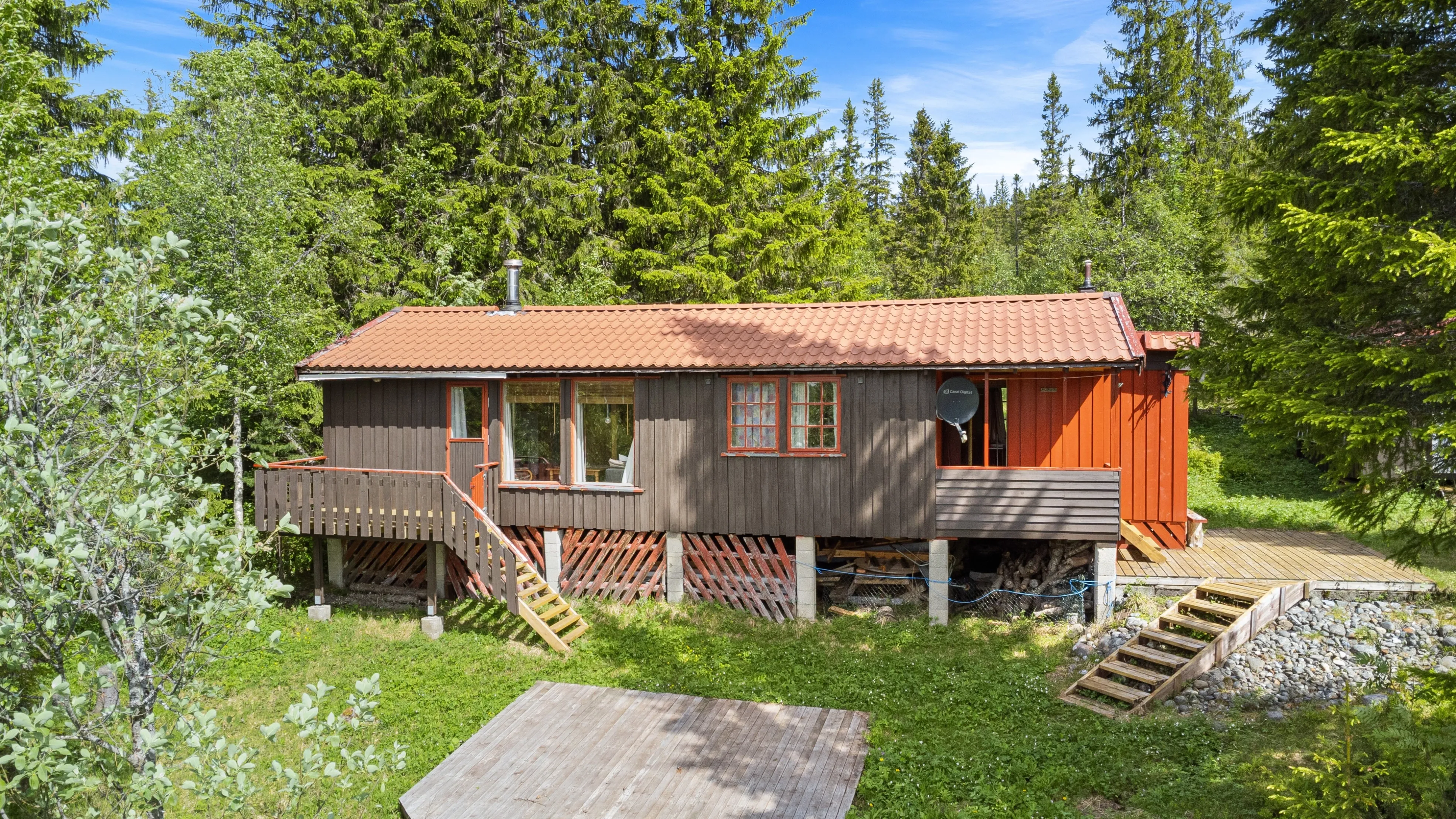 1970s 3-Bedroom Home with Expansive Grounds in Trøndelag, Norway - Image 1