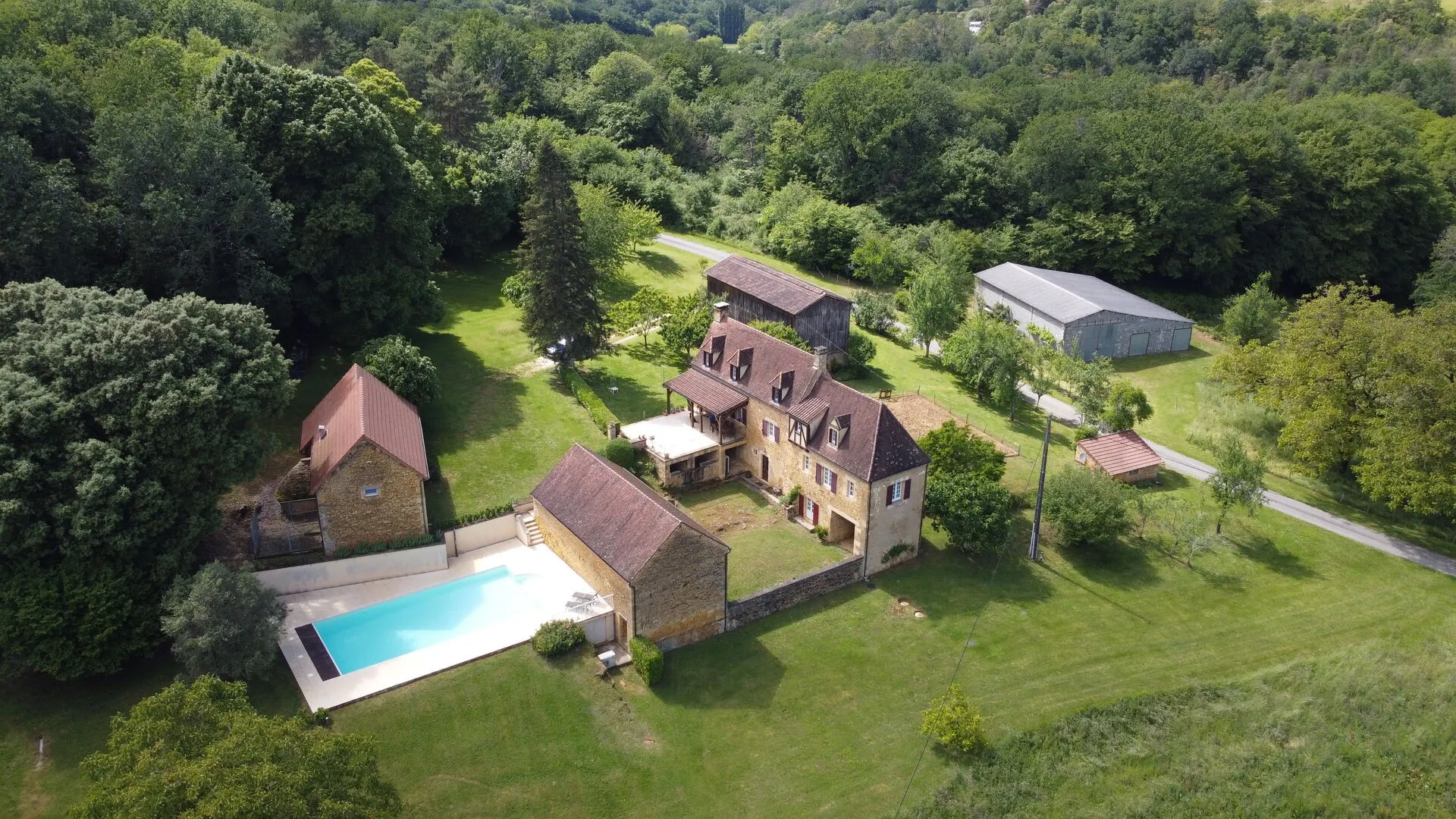 Expansive 5-Bedroom Farmhouse with Pool on 36 Acres near Sarlat, France - Image 1