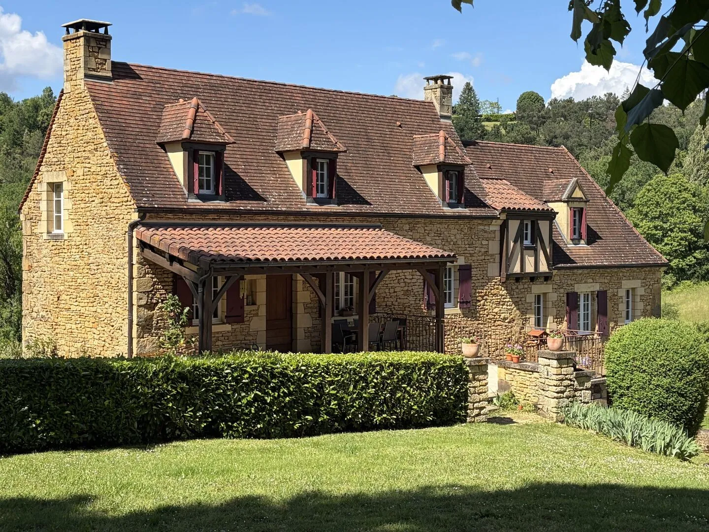 Expansive 5-Bedroom Farmhouse with Pool on 36 Acres near Sarlat, France - Image 2