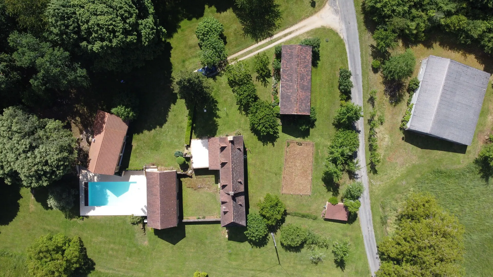 Expansive 5-Bedroom Farmhouse with Pool on 36 Acres near Sarlat, France - Image 5