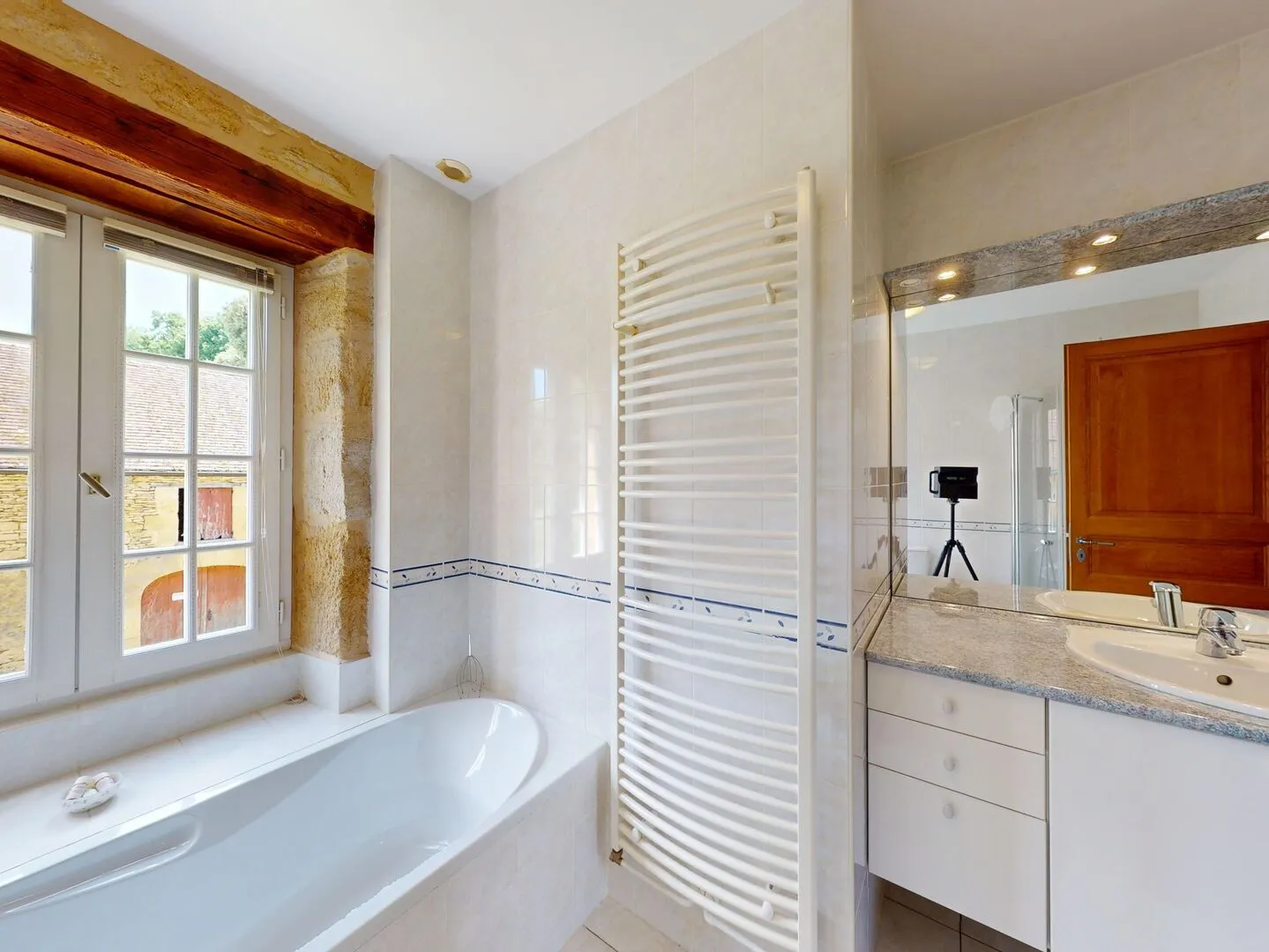 Expansive 5-Bedroom Farmhouse with Pool on 36 Acres near Sarlat, France - View image 31 of 44
