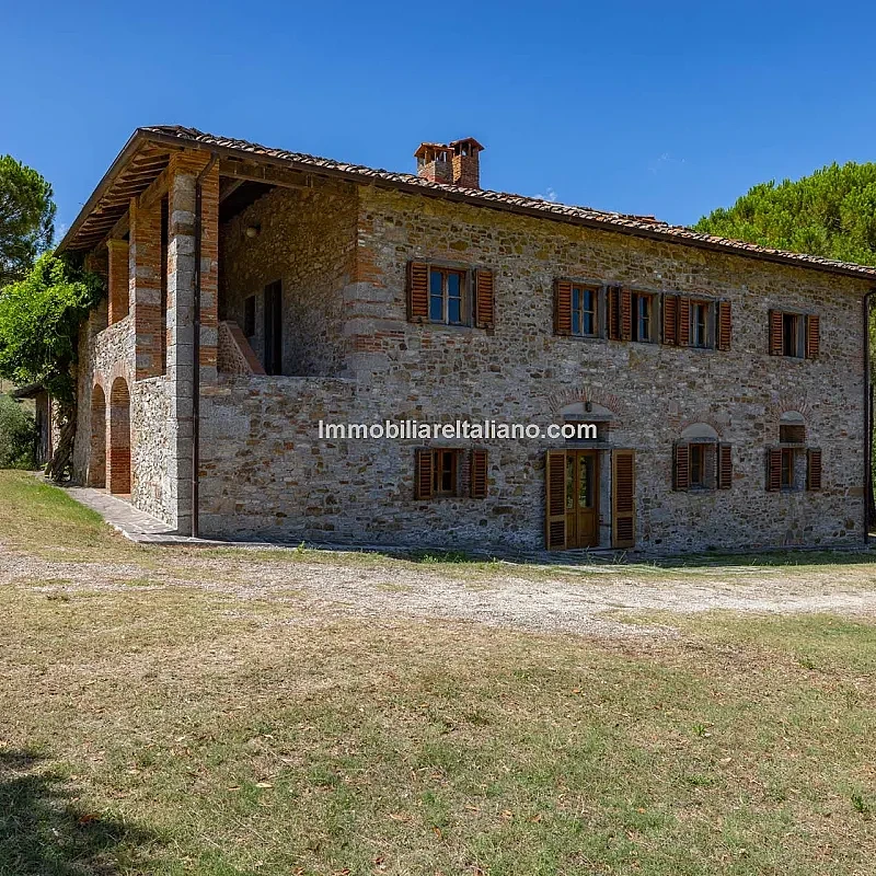 Rummelig bondegård med 5 soveværelser og to boliger i Bucine, Toscana