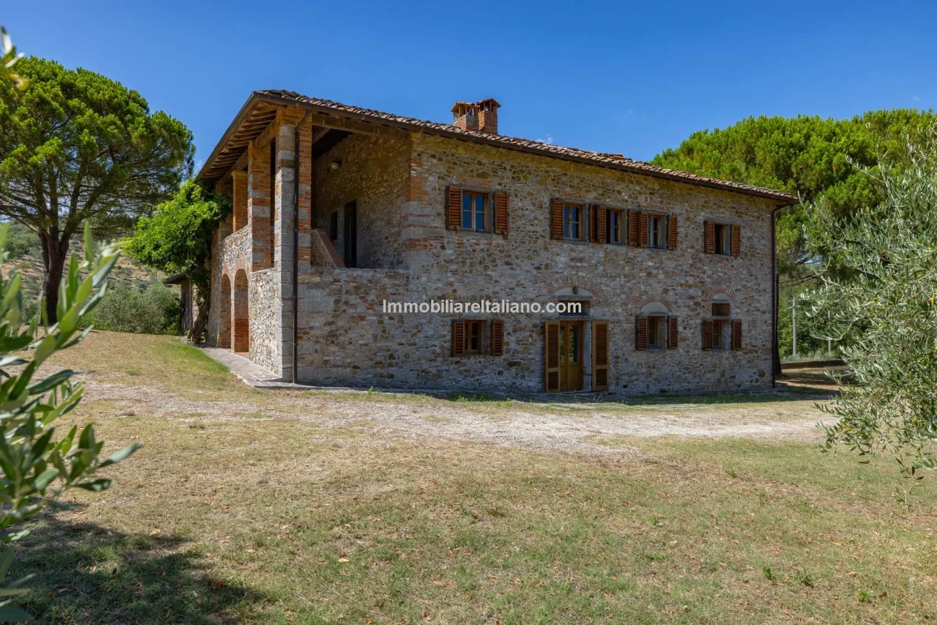 Spacious 5-Bedroom Farmhouse with Dual Living in Bucine, Tuscany - Image 1