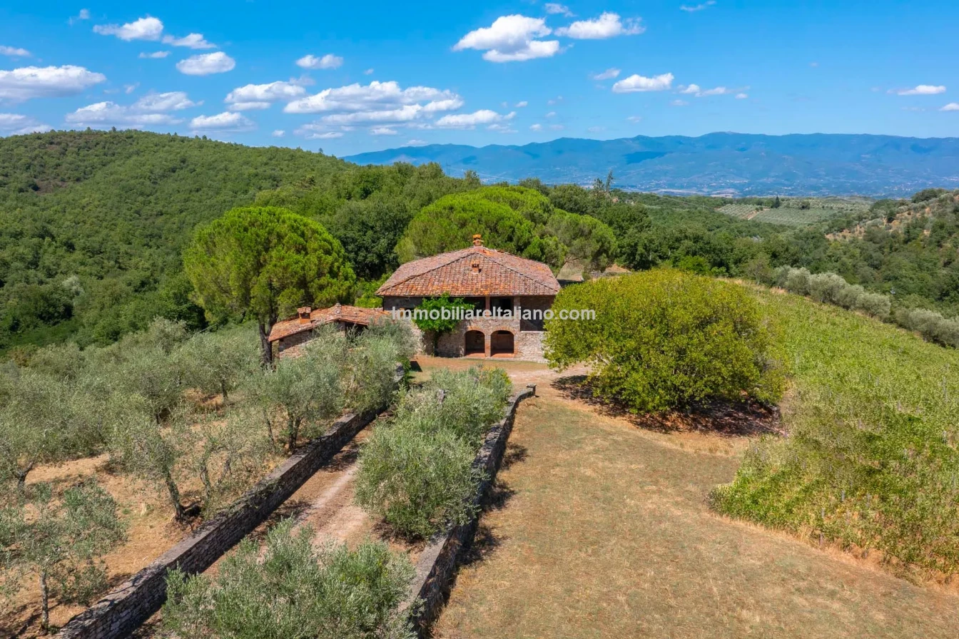 Spacious 5-Bedroom Farmhouse with Dual Living in Bucine, Tuscany - Image 2