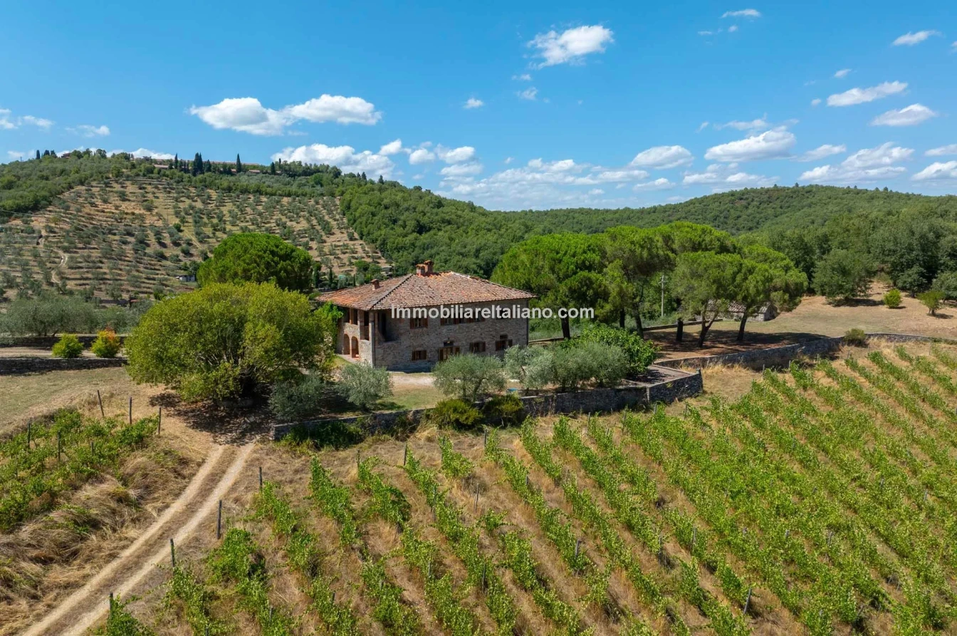 Spacious 5-Bedroom Farmhouse with Dual Living in Bucine, Tuscany - Image 3